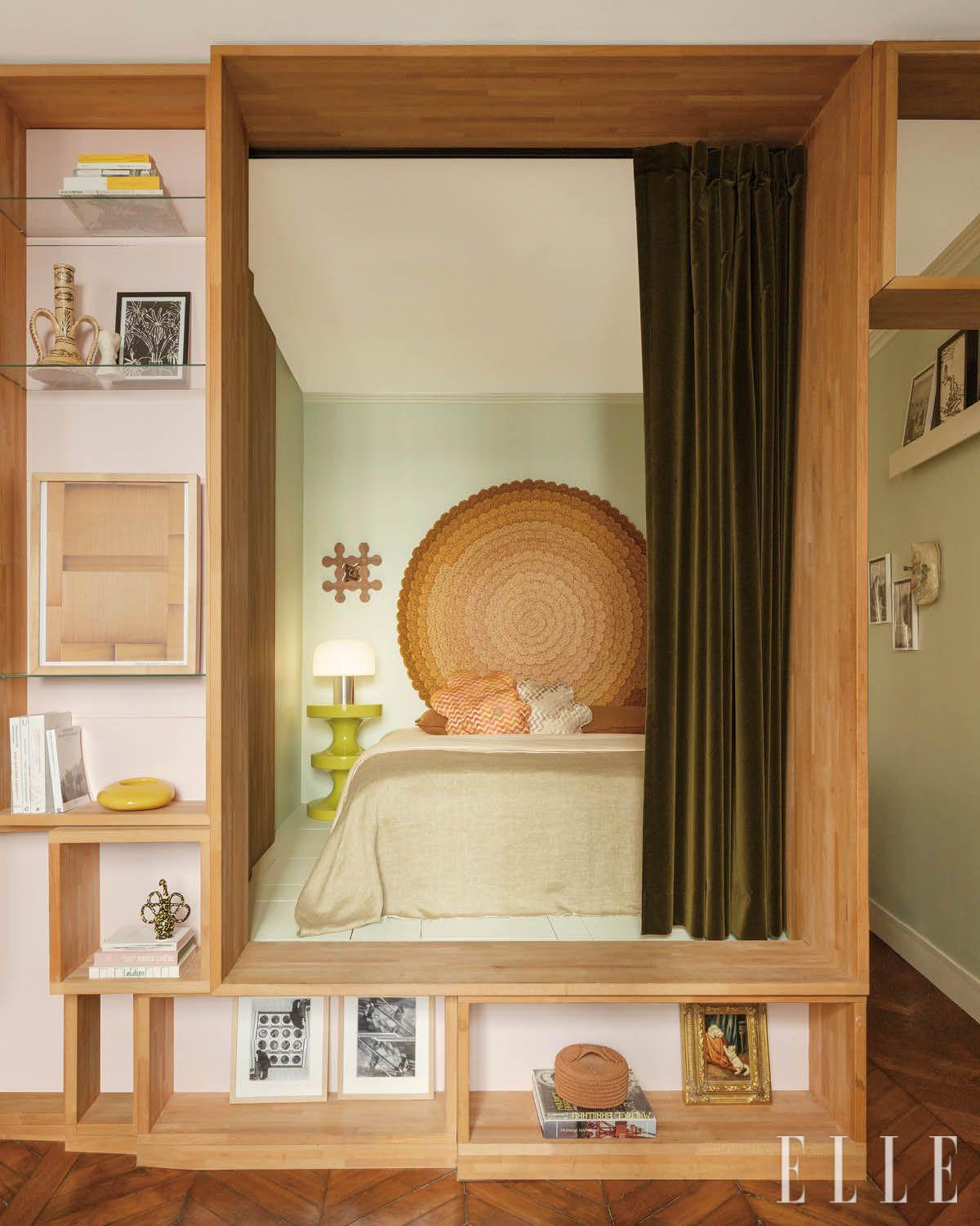 목재 책장보다 살짝 높게 자리한 침실은 무거운 카키색 벨벳 커튼을 열고 닫아 공간을 분리할 수 있다.