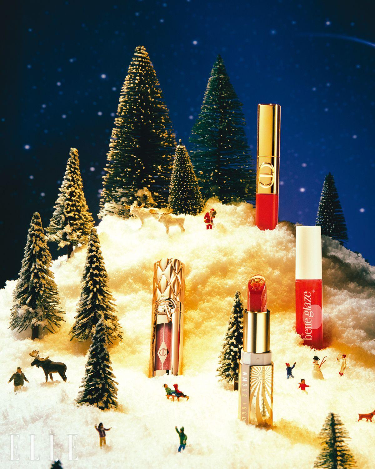 (왼쪽부터 시계 방향으로) ‘쿨’한 핑크빛 베이스에 골드 피그먼트를 더해 다이아몬드처럼 반짝이는 입술을 완성해 준다. 빅 립 플럼프가즘, 스트로베리 초콜릿, 4만8천원대, Charlotte Tilbury. 분위기 있는 로즈 우드빛 리퀴드 립스틱과 유리알 광택의 글로스를 한 세트로 즐길 수 있는 립 듀오. 디올 2025 홀리데이 메이크업 컬렉션 루즈 디올 시퀸 리퀴드 듀오, 720 스펙타큘러 이콘, 6만5천원대, Dior Beauty. 수채화처럼 물드는 로즈 컬러에 광택을 더해 입술에 생기를 선사하는 2025 홀리데이 컬렉션 베네 글레이즈, 4만9천원, Benefit. 뉴트럴한 브릭 체리빛이 선명하게 발색되는 립스틱으로 화려함이 ‘넘사’. 2025 홀리데이 리미티드 컬렉션 럭스 립스틱, 스위트 체리, 5만5천원대, Bobbi Brown.