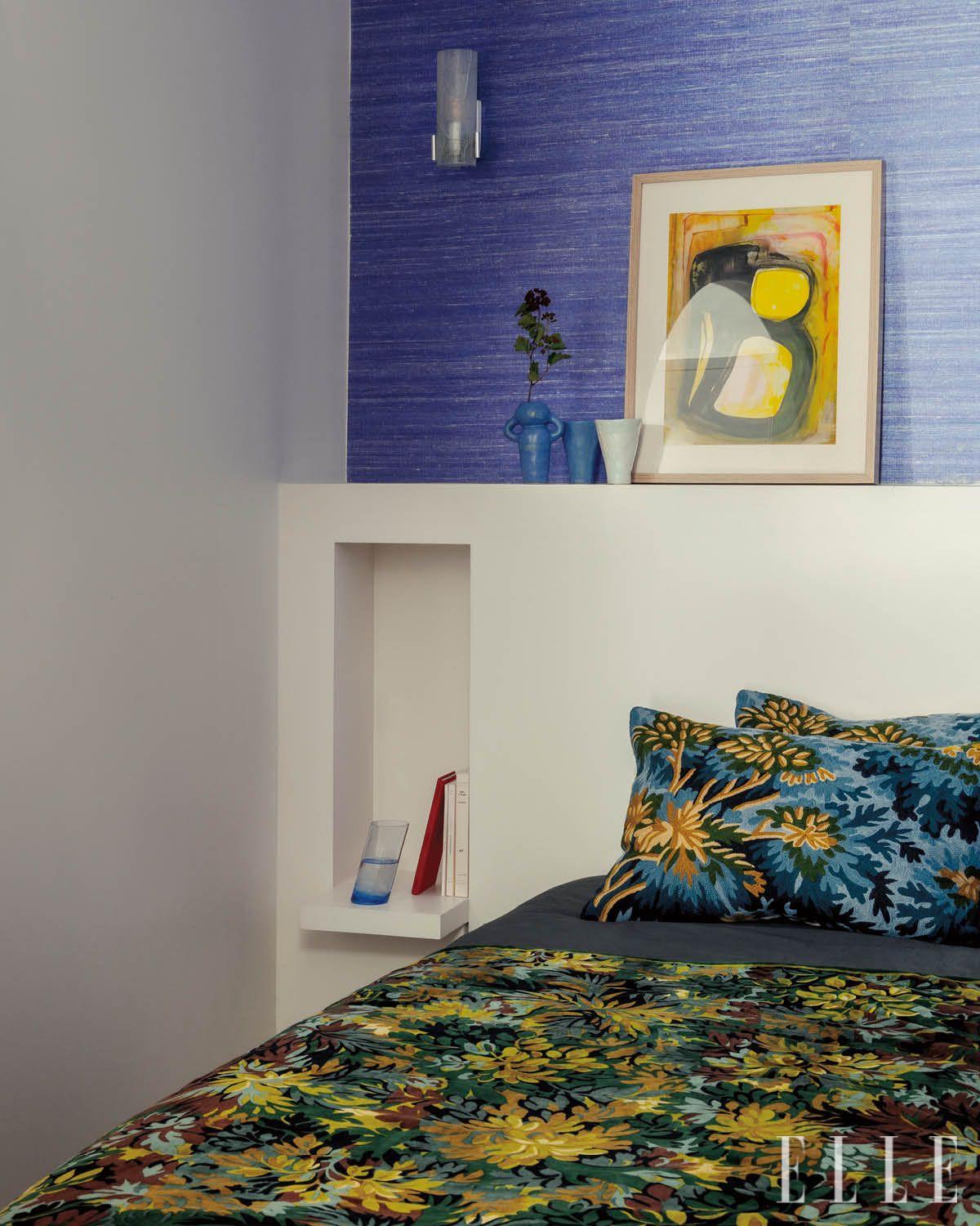 침실은 푸른색 벽지와 화려한 패턴의 벨벳 이불, 자수 쿠션으로 장식했다. 