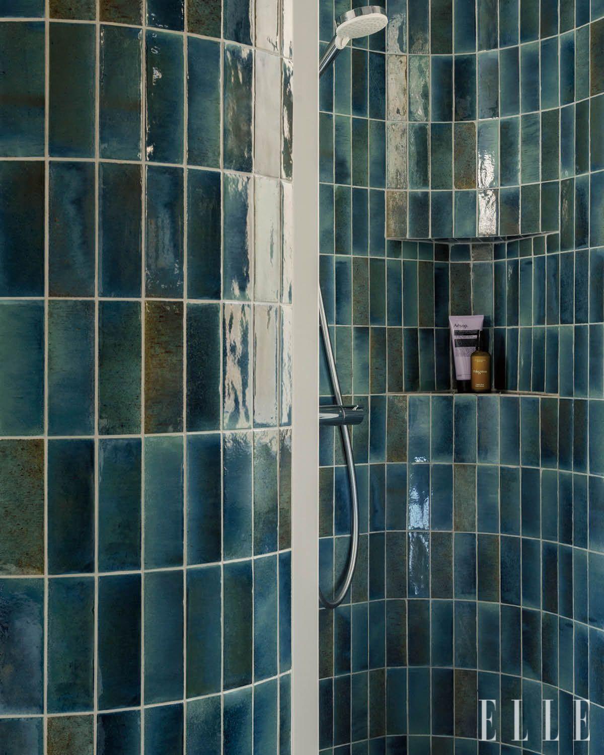 기능적 역할도 수행하는 곡선형 세라믹 벽. 그 뒤에는 스테인리스 세면대와 샤워실을 설치했다.