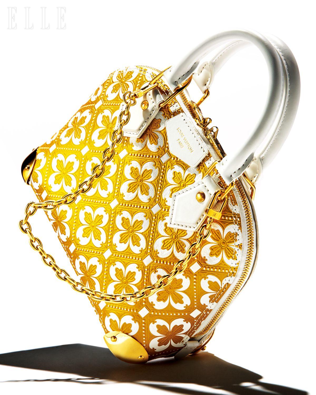 황금빛 엠보싱과 메탈 디테일로 완성한 알마 백은 가격 미정, Louis Vuitton. 