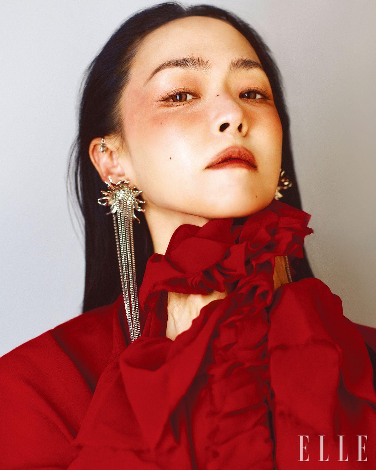 김윤아가 입은 드레스와 이어링은 모두 Alexander McQueen. 