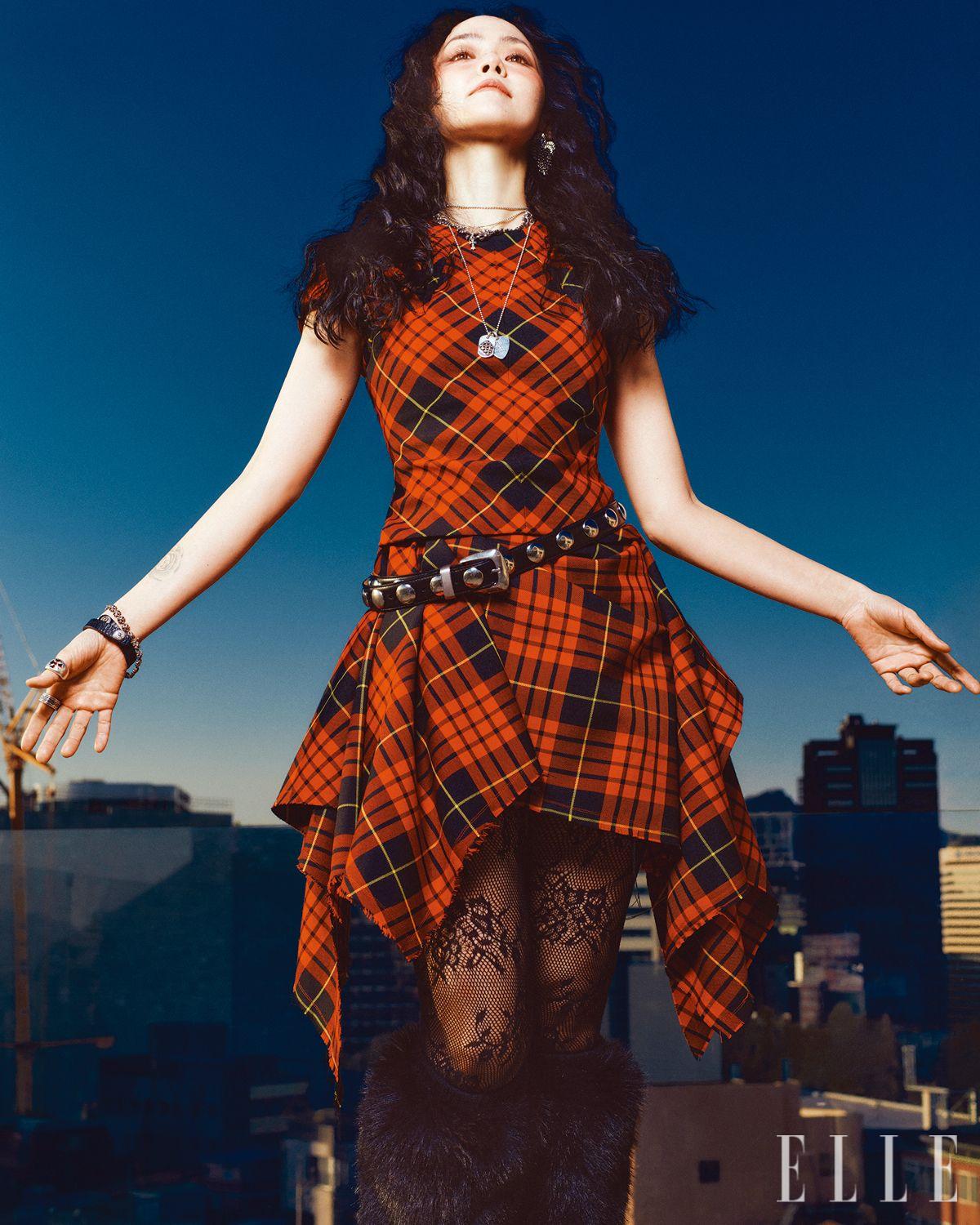 김윤아가 입은 드레스와 스타킹, 부츠는 모두 Alexander McQueen. 링과 브레이슬릿, 네크리스는 모두 Chrome Hearts. 이어링은 Self-Portrait. 레그 워머는 Michael Kors. 벨트는 Khaite.