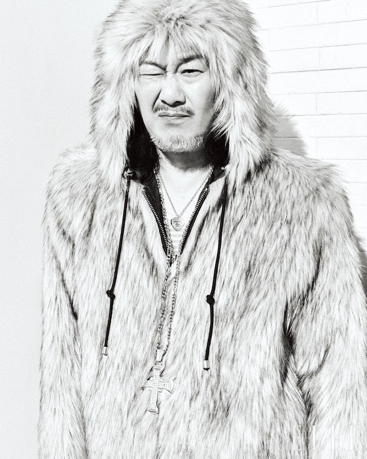 이선규가 입은 아우터웨어는 Open Yy. 톱은 스타일리스트 소장품. 네크리스는 모두 Bell & Nouveau. 