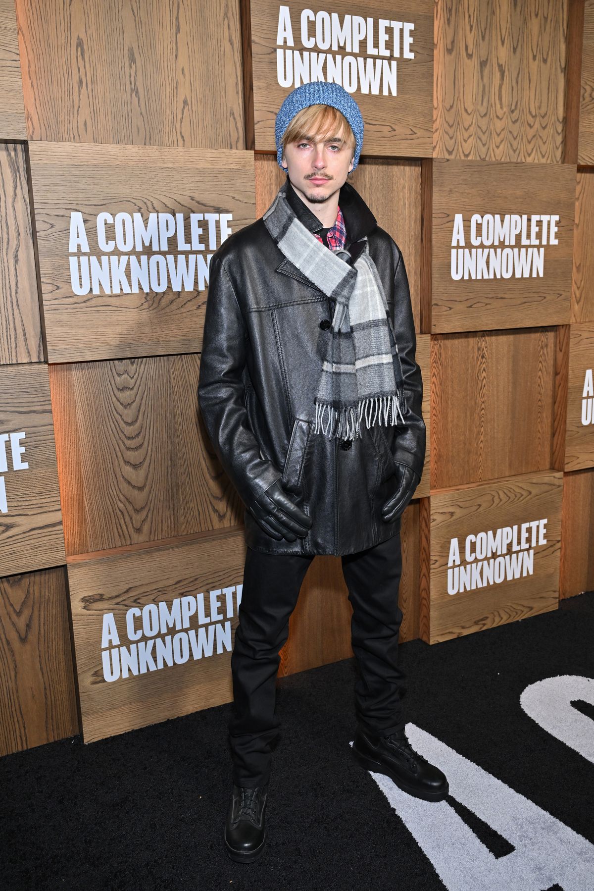 뉴욕에서 열린 영화 <어 컴플리트 언노운> 시사회에서 밥 딜런의 아이코닉 룩을 재해석한 티모시 샬라메
