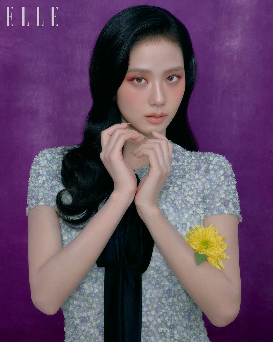 지수가 입은 실크 보 디테일의 롱 엠브로이더리 튤 드레스는 Dior. 