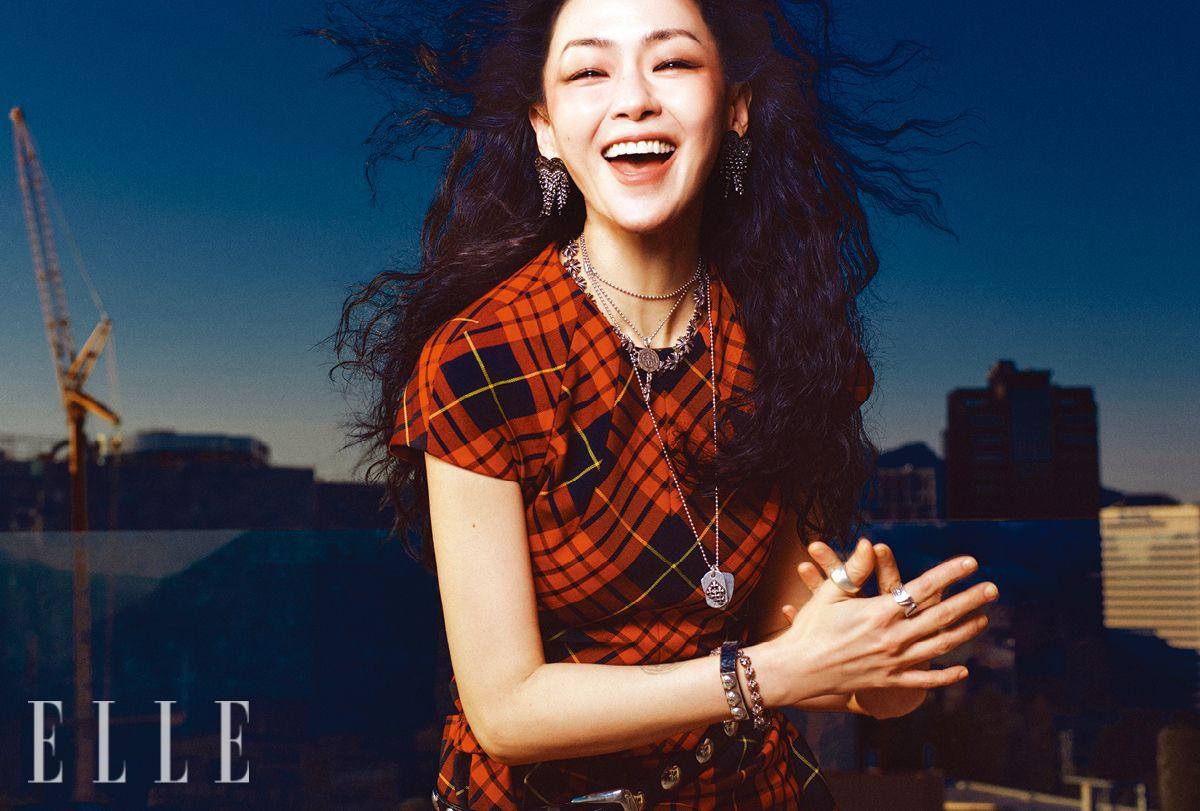 김윤아가 입은 드레스는 Alexander McQueen. 링과 브레이슬릿, 네크리스는 모두 Chrome Hearts. 이어링은 Self-Portrait. 벨트는 Khaite.