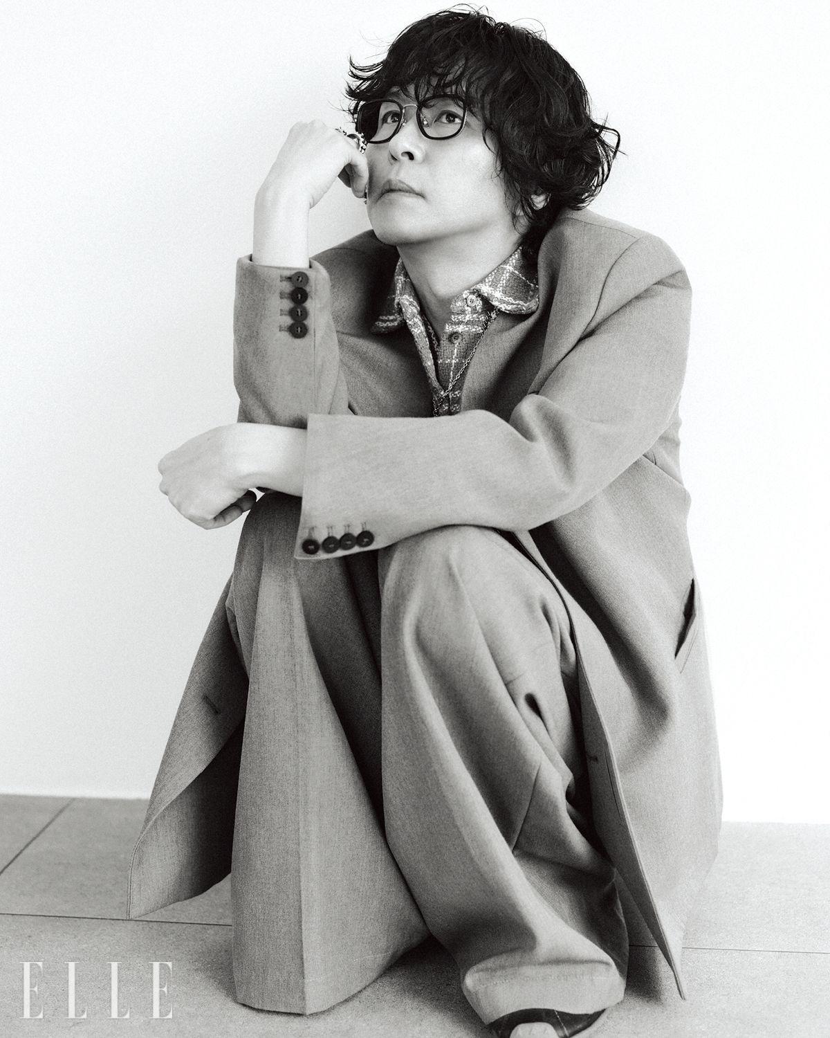 김진만이 입은 재킷과 팬츠는 모두 Jacquemus. 셔츠와 슈즈는 모두 Golden Goose. 벨트는 Max Mara. 링과 네크리스는 모두 Bell & Nouveau. 아이웨어는 Bottega Veneta by Kering Eyewear. 