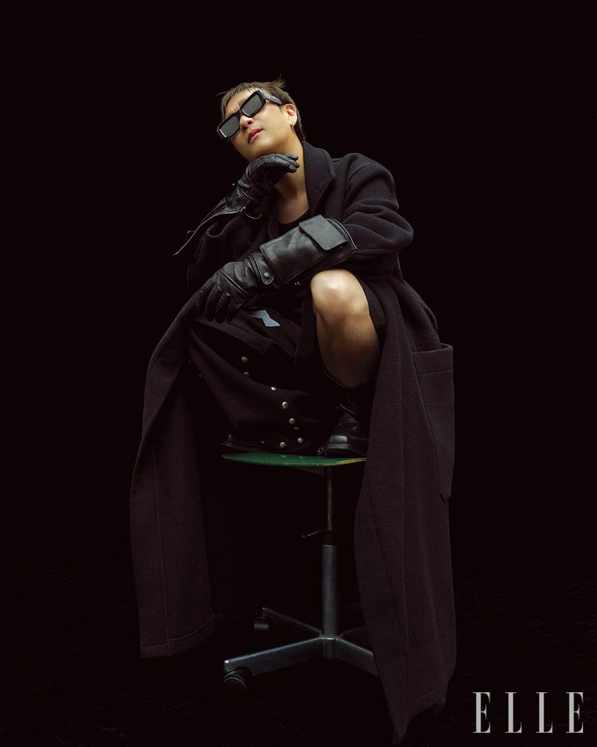 이상혁이 입은 코트는 Lemaire. 팬츠는 Steppa. 슈즈는 Toga Virilis. 글러브는 Maison Margiela. 선글라스는 스타일리스트 소장품. 