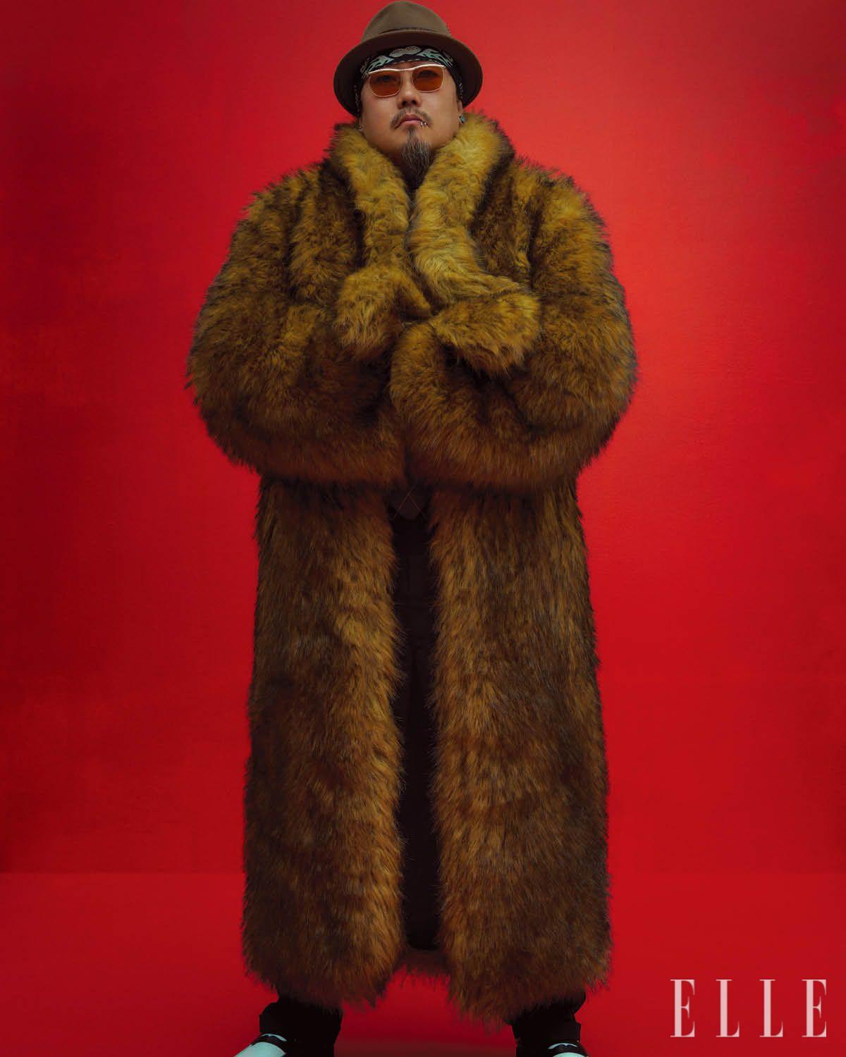 김인수가 입은 퍼 코트는 Pièces Uniques. 슈즈는 스타일리스트 소장품. 헤드 스카프와 선글라스, 팬츠는 모두 모델 소장품. 