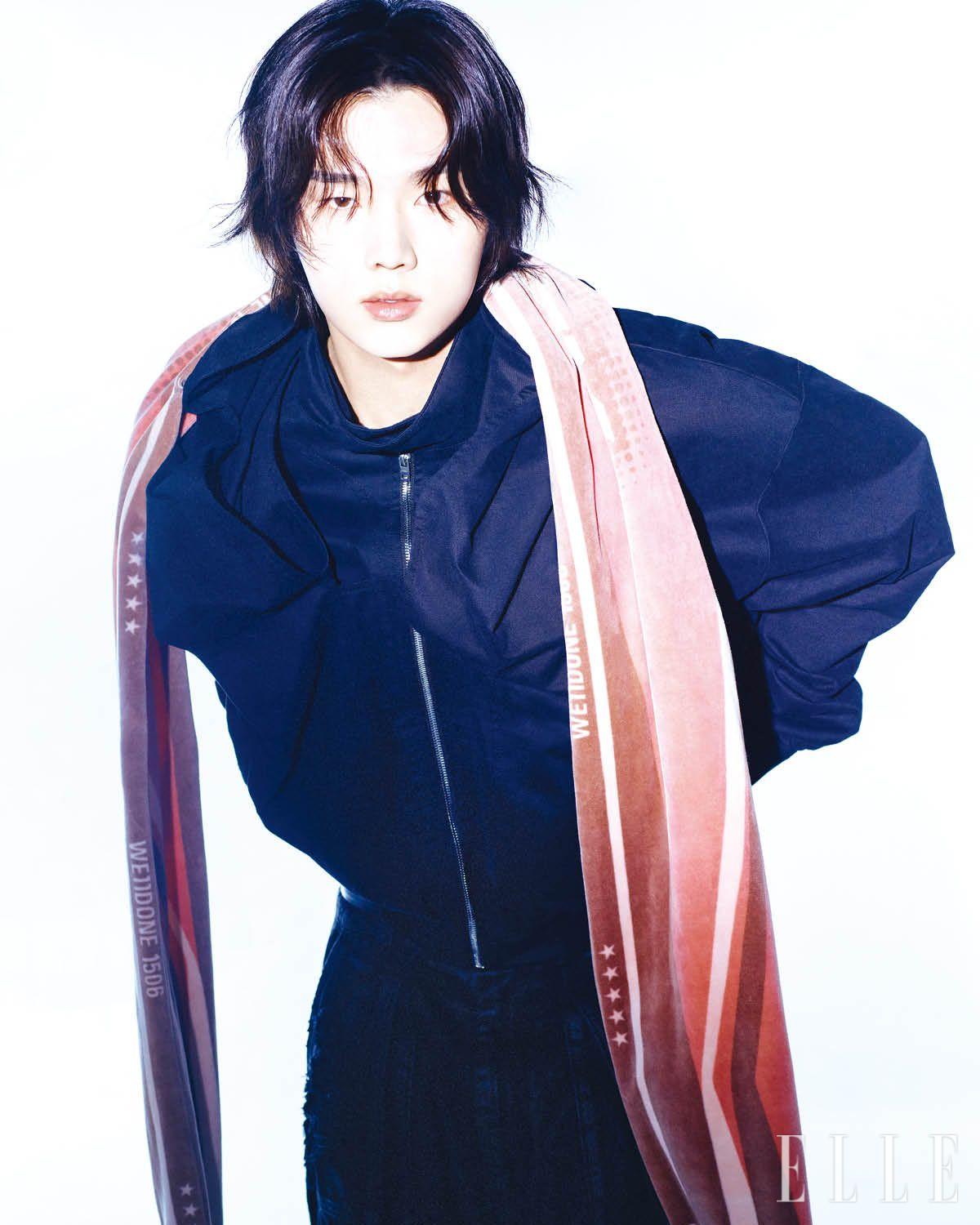 정수가 입은 머플러가 달린 블루종과 데님 팬츠는 모두 We11done.