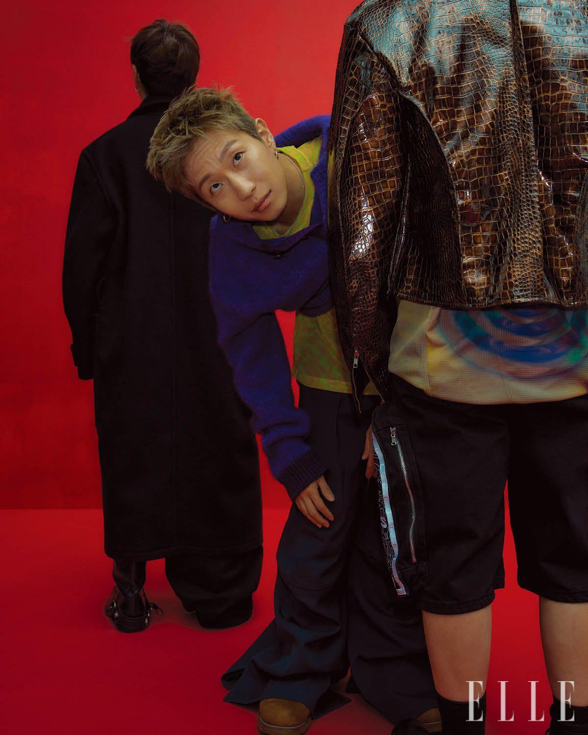 박윤식이 입은 프린트 톱은 Mugler. 니트는 Andersson Bell. 팬츠는 Namesake. 슈즈는 Timberland. 