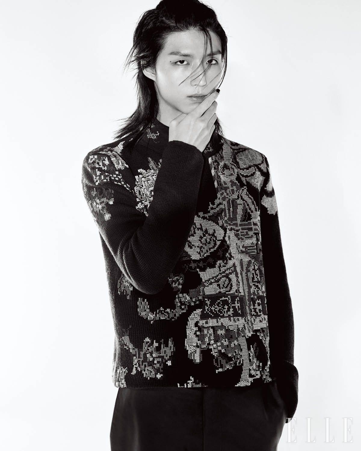 준한이 입은 자카르 니트 톱과 레더 팬츠는 모두 Burberry.