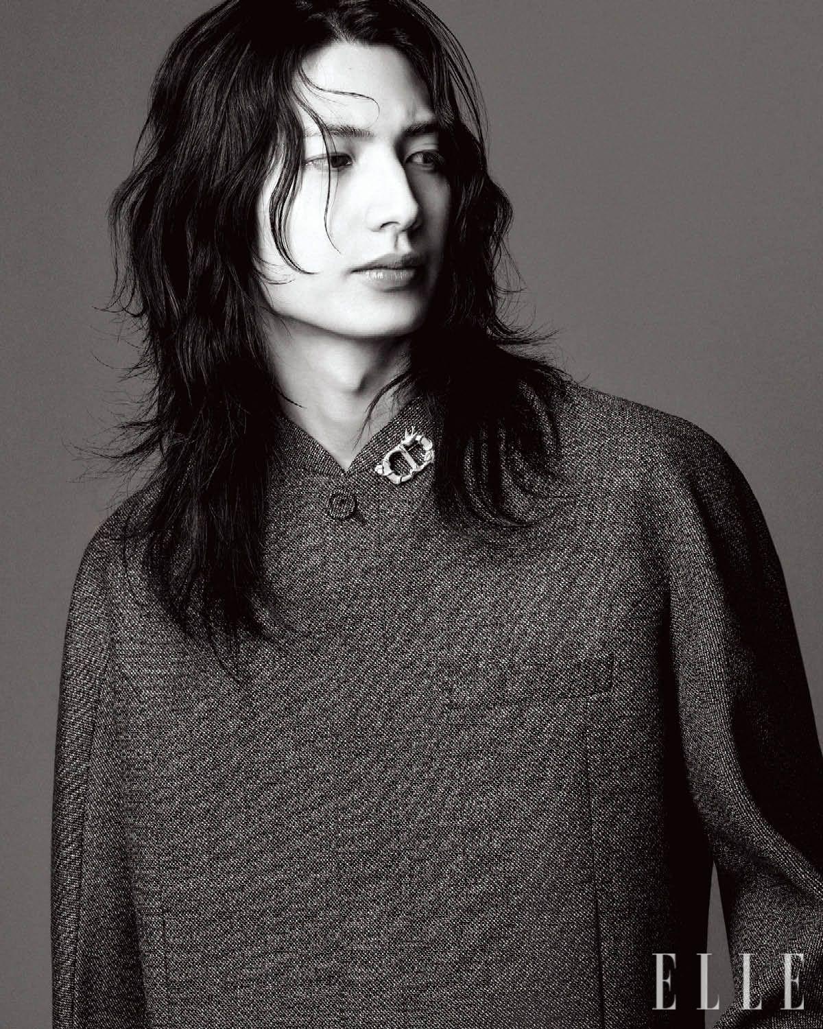 주연이 입은 그레이 컬러 재킷과 브로치는 모두 Dior Men.