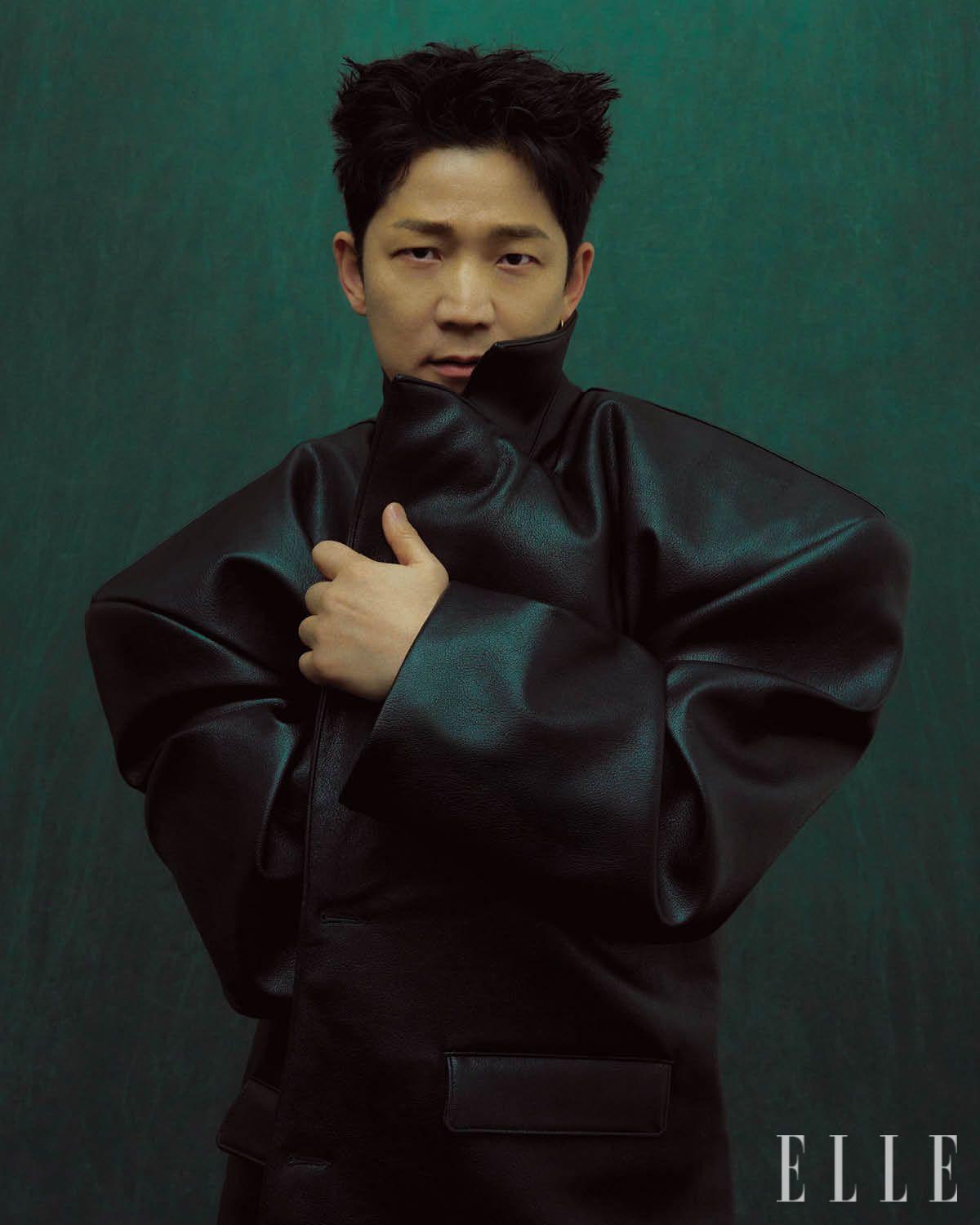 한경록이 입은 레더 재킷은 스타일리스트 소장품. 