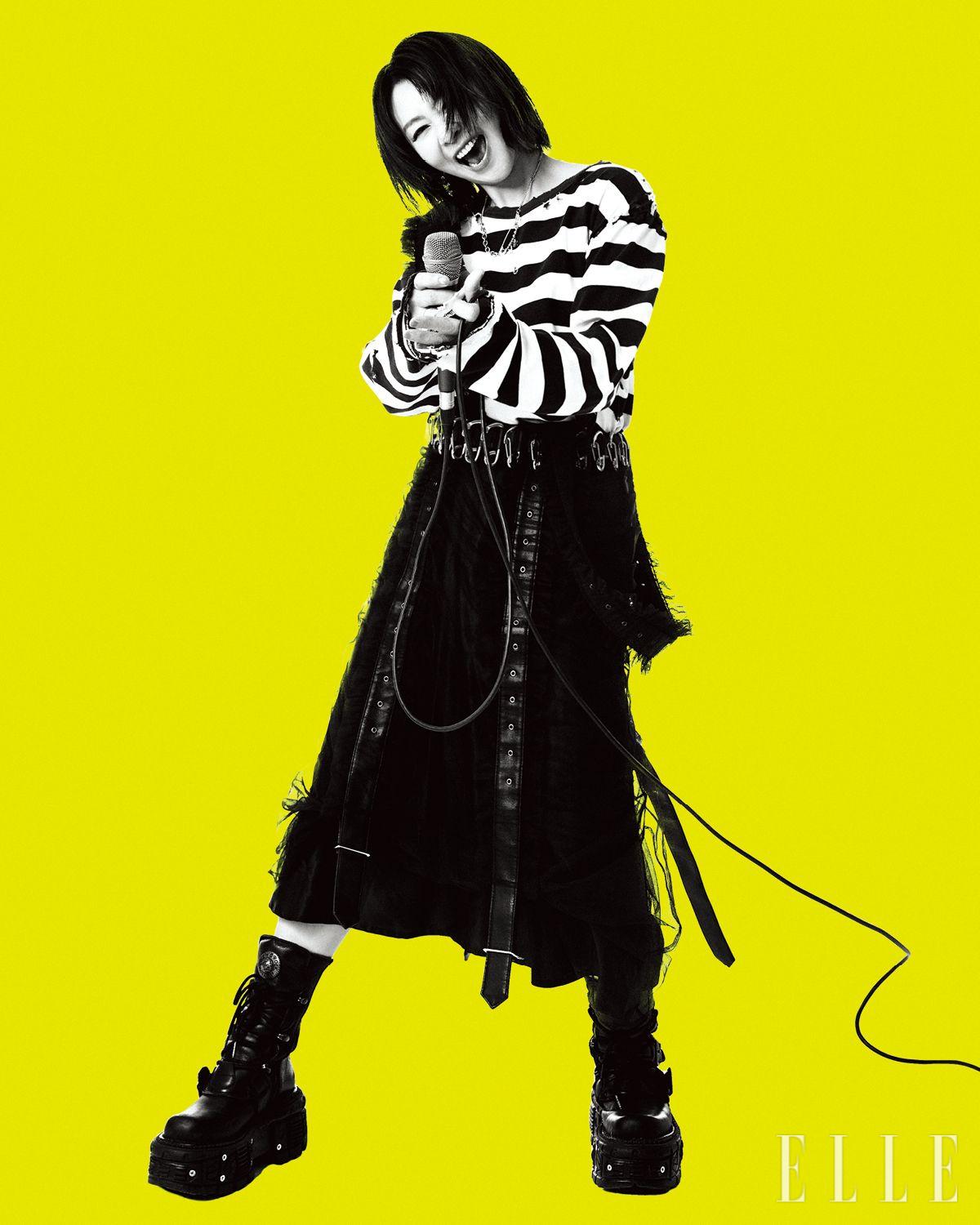 조유진이 입은 빈티지 티셔츠는 Number_(n)ine. 벨트는 스타일리스트 소장품. 