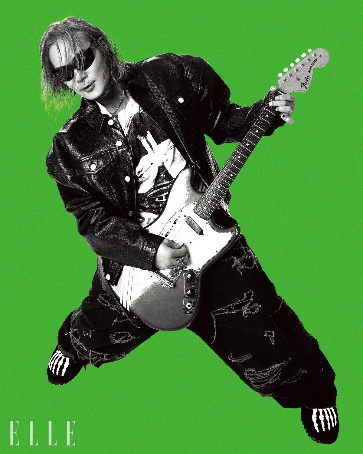 정우진이 입은 오버사이즈 레더 재킷은 Martine Rose. 링은 모델 소장품. 