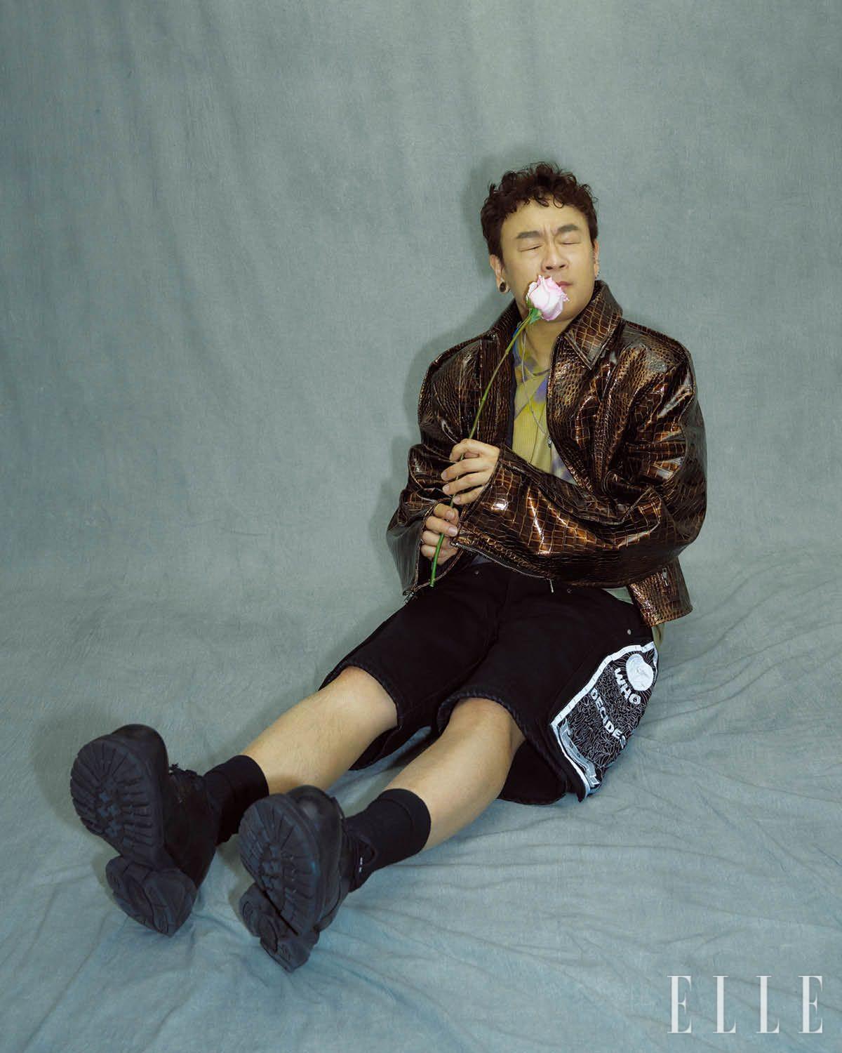 이상면이 입은 프린트 톱은 Kiko Kostadinov. 데님 쇼츠는 Who Decides War. 레더 재킷과 슈즈는 모두 스타일리스트 소장품. 