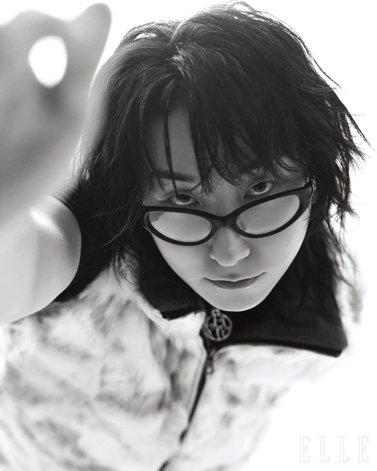 동규가 입은 퍼 베스트와 티셔츠는 모두 Lecyto. 선글라스는 Gentle Monster. 