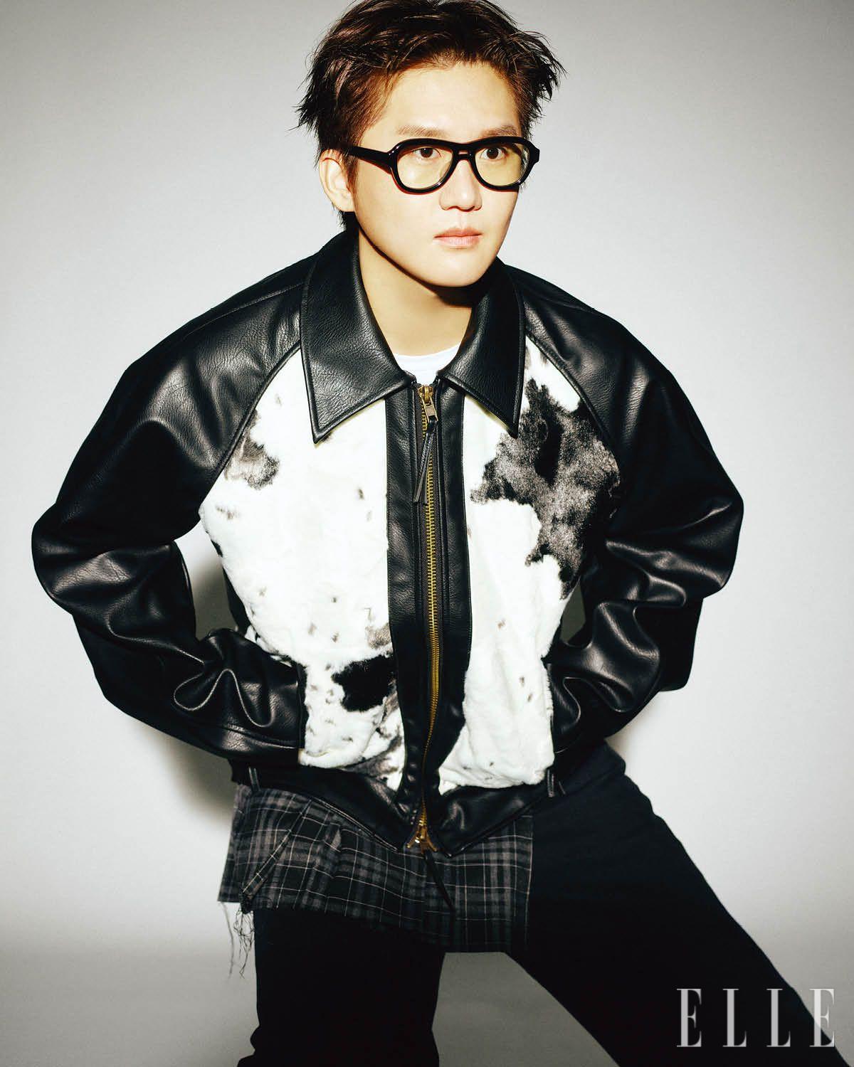 (위부터) 순종이 입은 레더 재킷은 Camphor wood. 스커트는 Lecyto. 팬츠와 액세서리는 모두 스타일리스트 소장품. 아이웨어는 아티스트 소장품. 