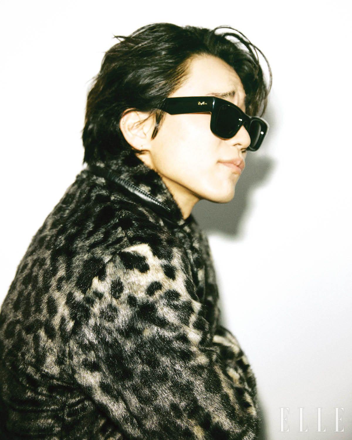 다니엘이 입은 퍼 재킷은 John Varvatos. 선글라스는 Ray-Ban. 