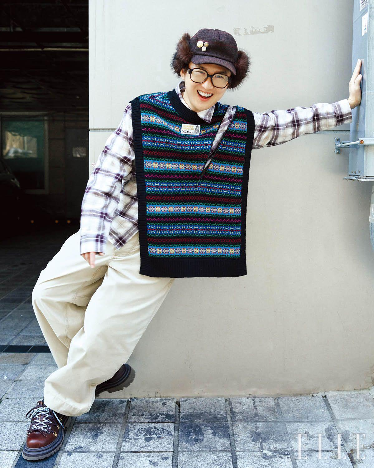 순종이 입은 셔츠는 Cos. 팬츠와 베스트, 슈즈는 모두 스타일리스트 소장품. 