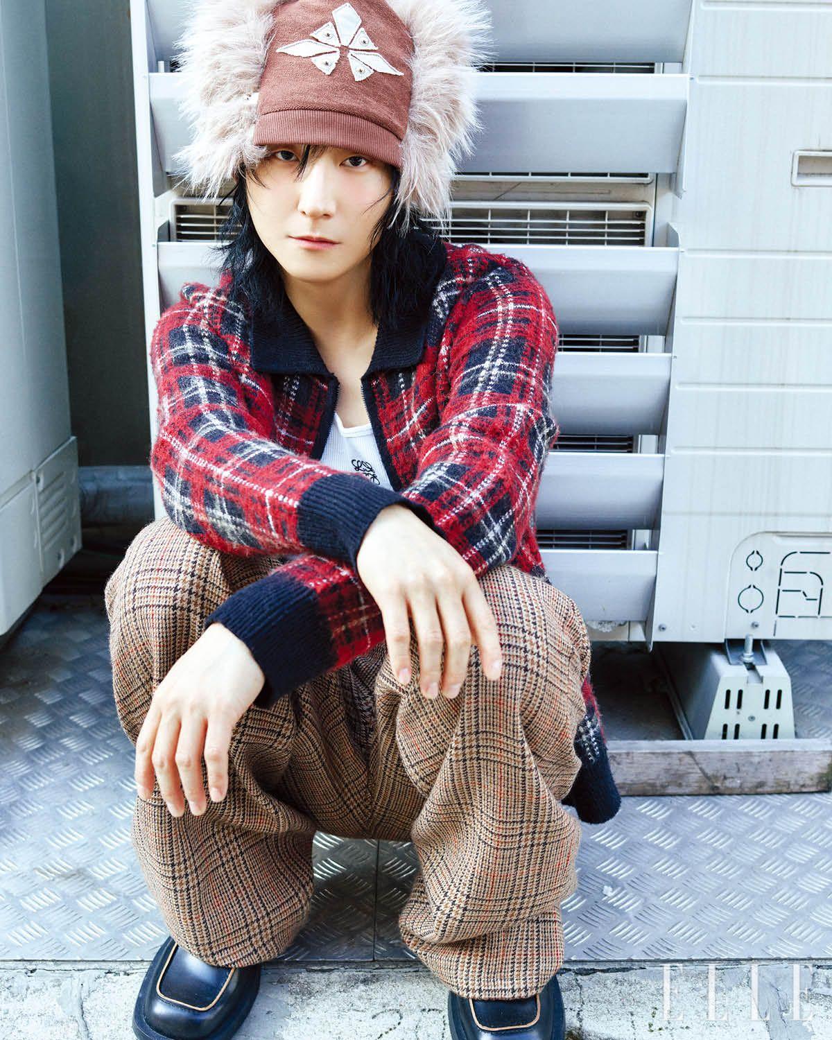 동규가 입은 카디건은 Allsaints. 이너 웨어 톱과 팬츠는 모두 Loewe. 슈즈와 모자는 모두 스타일리스트 소장품. 