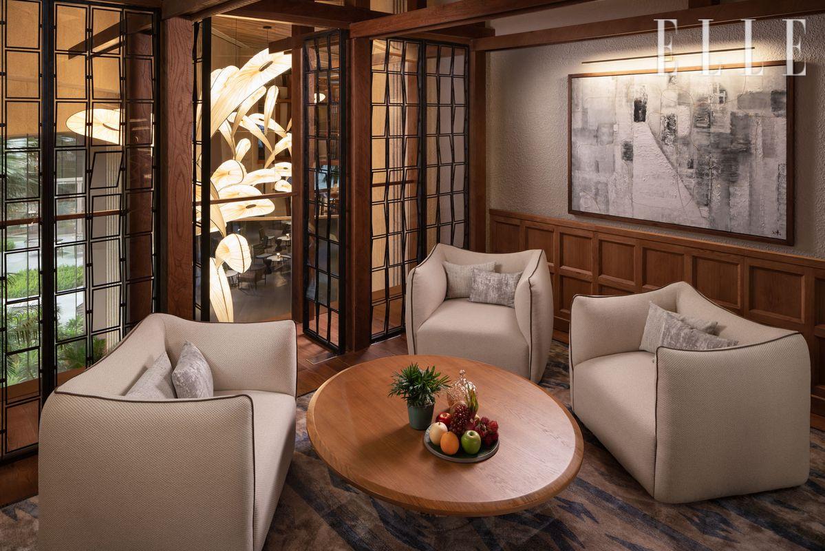 고급스러운 분위기에서 정교하게 완성한 칵테일을 즐길 수 있는 꽝남 하우스 라운지 앤 바. 