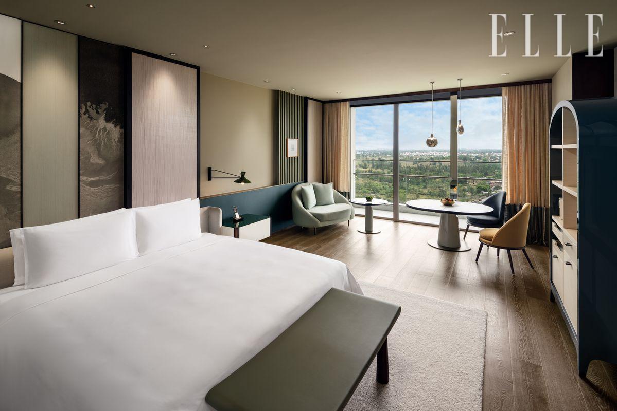 뉴월드 호이아나 비치 리조트의 디럭스 오션 킹 룸. 