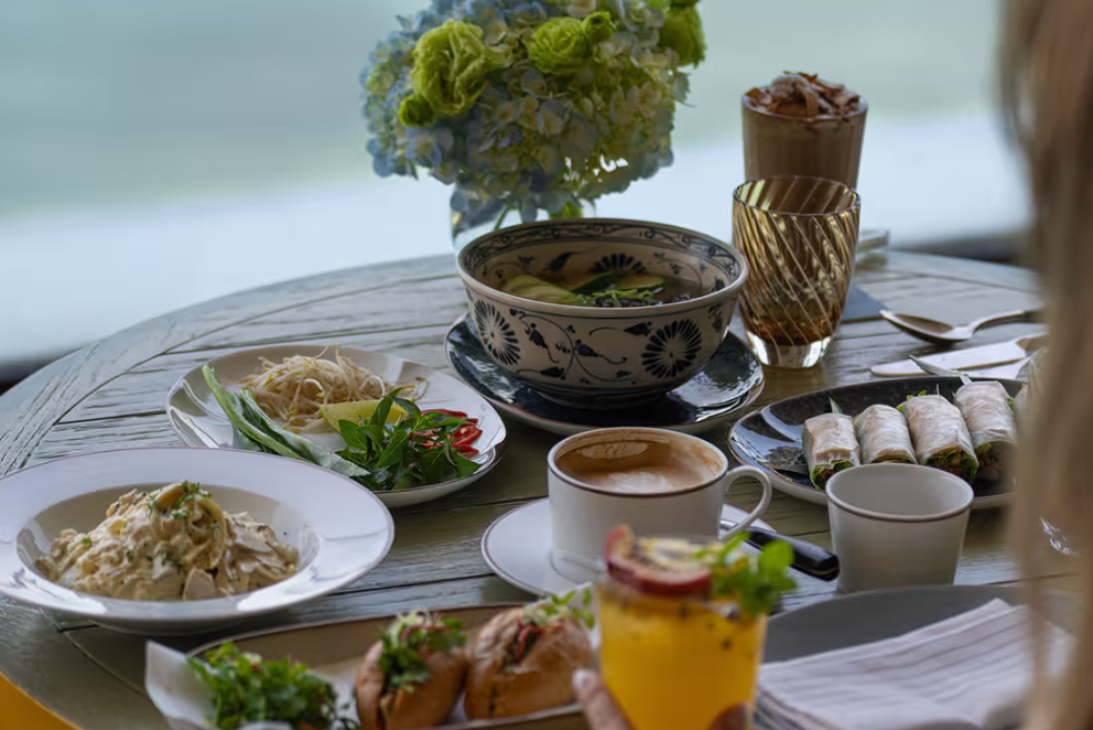 16층 파노라마 뷰와 함께 아시아 및 세계의 시그니처 요리를 즐길 수 있는 디 엣지.