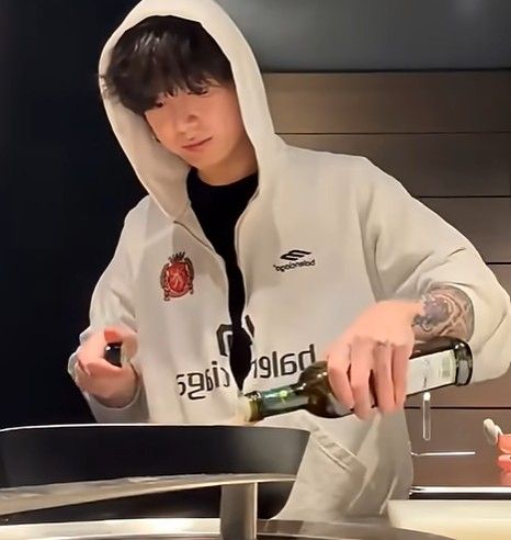 된장 카레 파스타 만드는 정국 