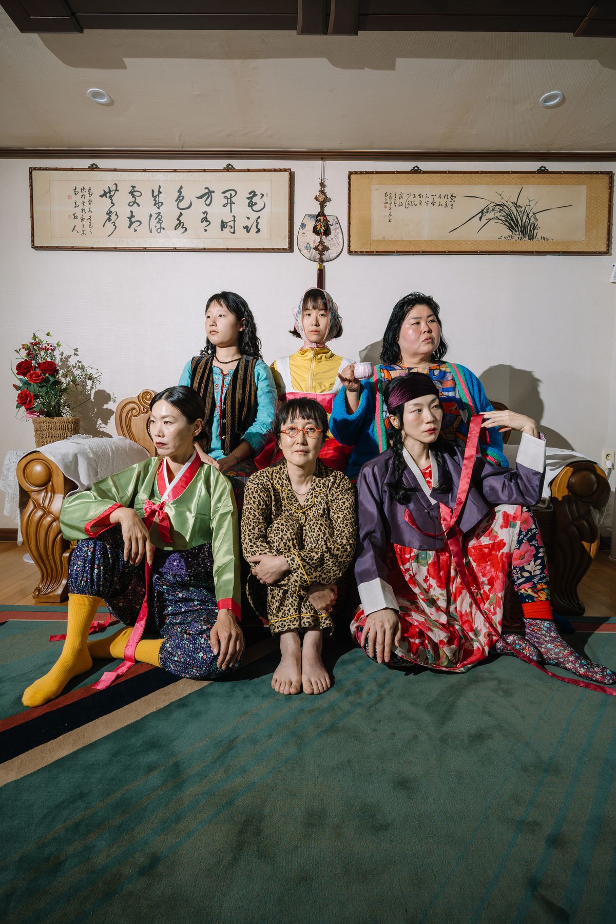 연극 <히스테릭 앵자이어티 춤추는 할머니>의 여성 배우들. 