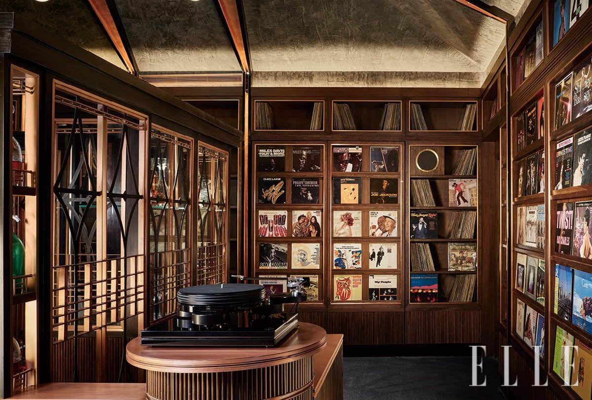  30층 꼭대기에 위치한 스피크이지 바 ‘레넌스’의 빈티지 레코드숍 콘셉트 입구. 