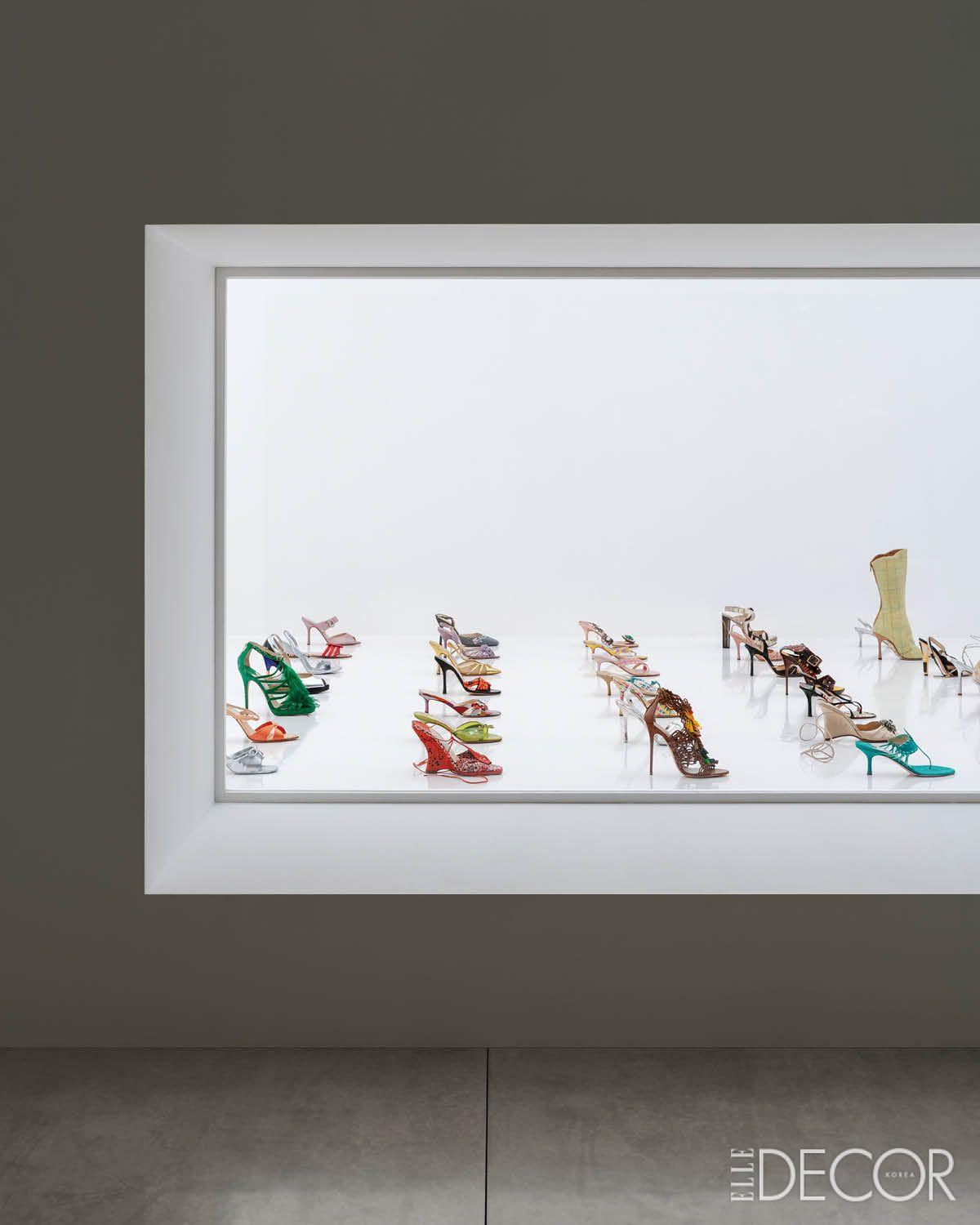 지미 추 부티크의 1층을 눈길을 사로잡는 유리 구조물로 꾸몄다. 다리 높이의 유리 캡슐 안에 설치된 전시는 지나가든 이들의 눈을 사로잡아 가던 길을 멈추고 한참 동안 들여다보게 한다. 