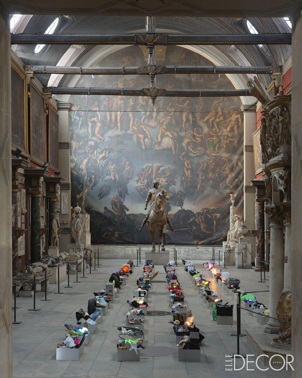 ‘아트 바젤 파리 2025’에서 선보인 전시 <오브제 트루베 Objets Trouvés>는 슈퍼마켓 상자들을 깔끔하게 정리해 다양한 물건으로 채운 인터랙티브 설치미술 작품이다. 