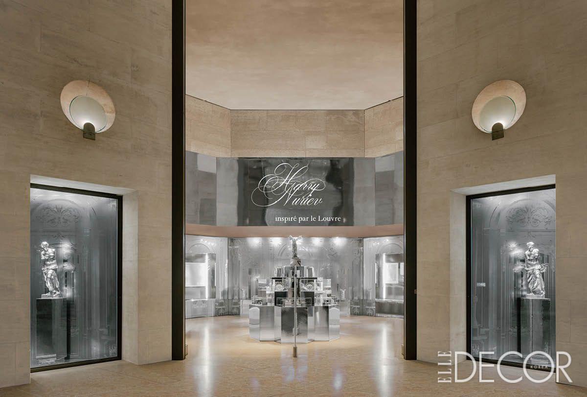 루브르박물관과 협업해 쿠튀르 정신을 담은 기념품을 선보였다.