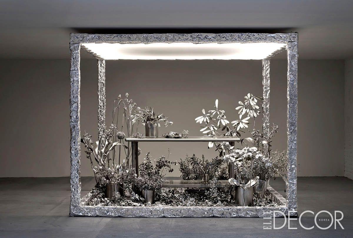 꽃꽂이의 순간성을 기념하다. 크로스비 스튜디오와 플로버가 윌리엄스버그에 제작한 설치미술 작품. 은색 캡슐에 창의적인 표현을 위한 임시 실험실이 열렸다.