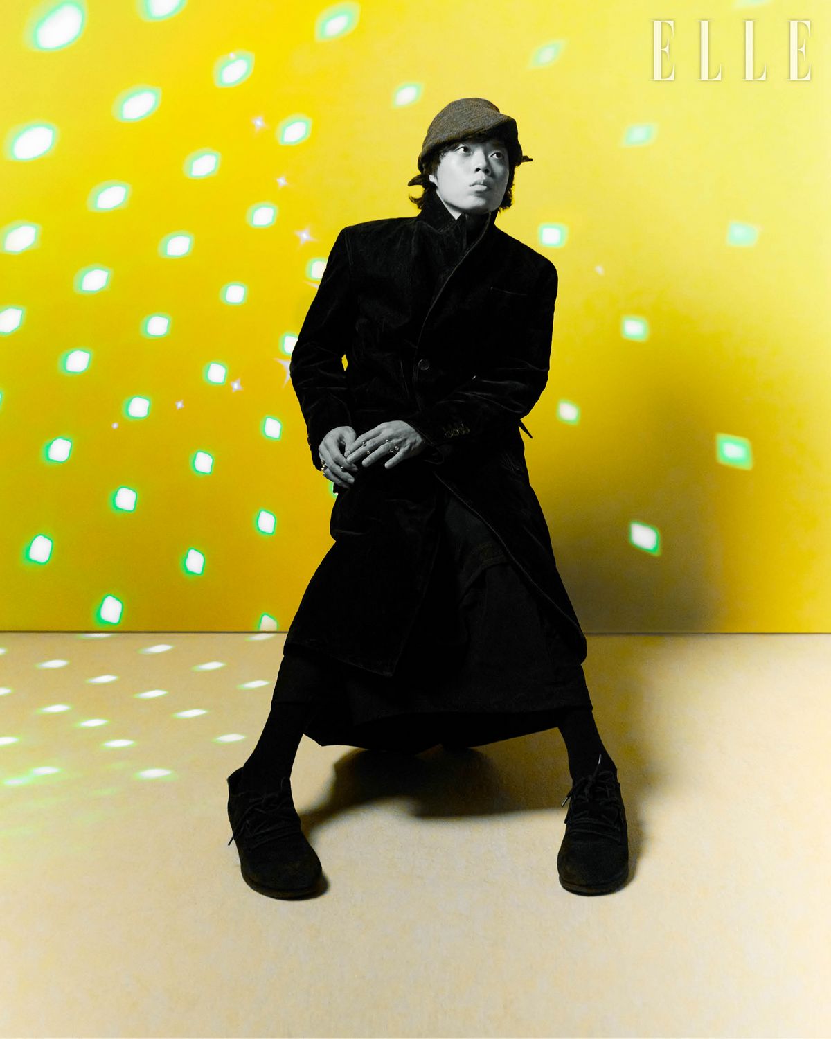 벨벳 더플 코트는 Dusty White. 모자와 슈즈는 스타일리스트 소장품.