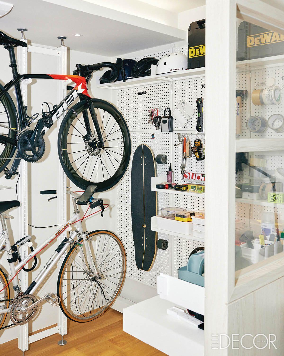 푸조(Peugeot)의 빈티지 사이클, 트렉(Trek) 로드 바이크 ‘에몬다’를 비롯해 각종 공구를 거치한 선반은 레어로우와 함께 제작한 것.