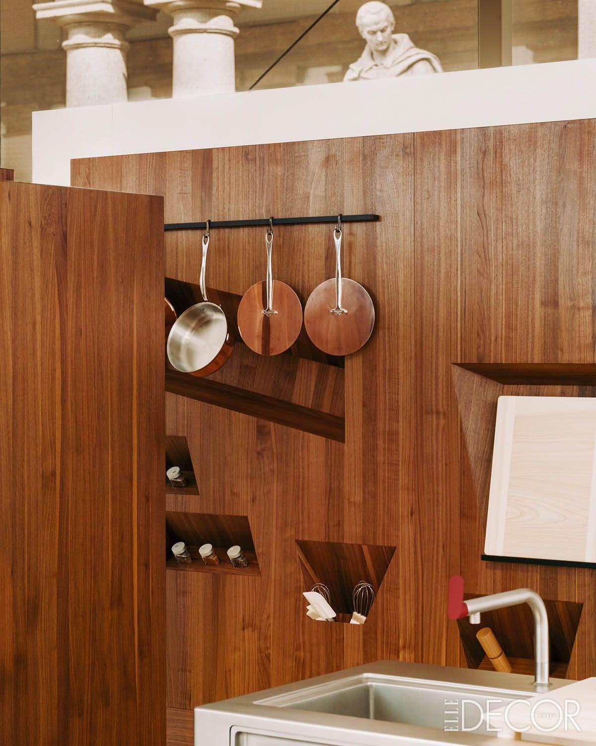 2024년 ‘밀란 디자인 위크’에서 선보인 불탑 월 시스템. 호두나무로 구현한 3차원 월 시스템은 사용자에게 맞춤형 기능을 제공한다