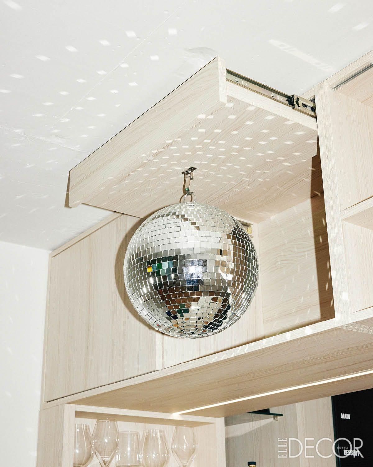 주방 상부 수납장에 설치한 미러볼. 필요할 때마다 꺼내 쓸 수 있다.