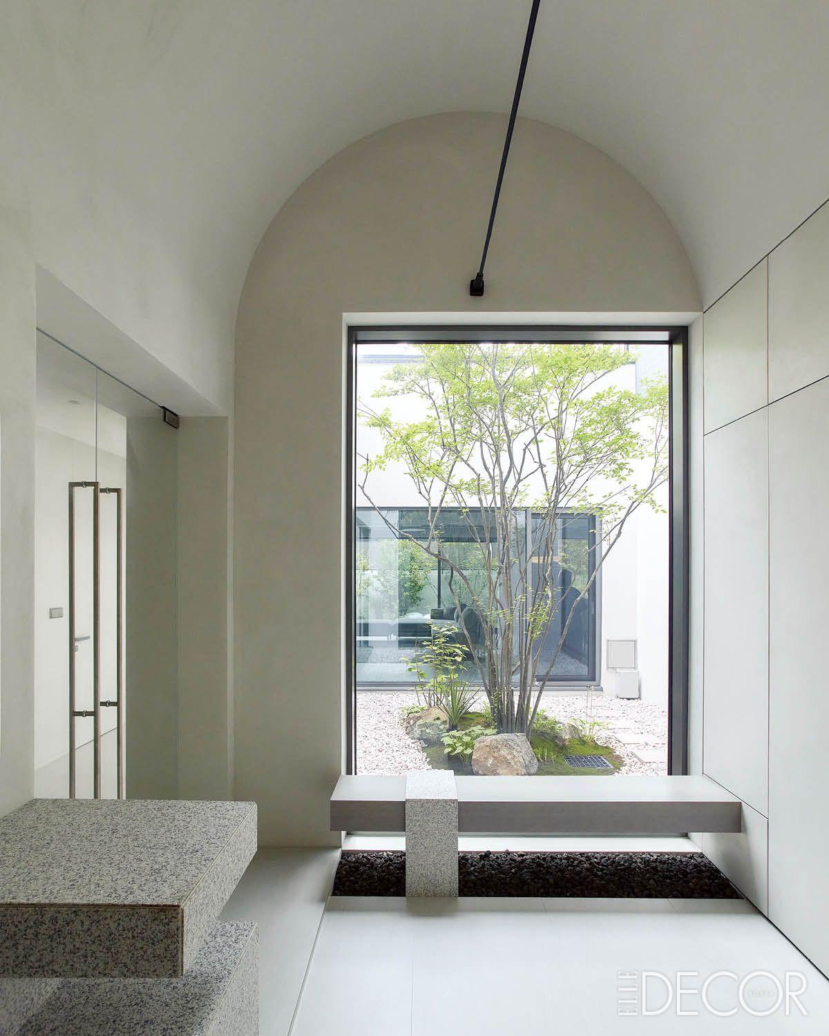 중정을 향해 열리는 아치형 창이 천장의 구조미를 강조하고, 선형 조명이 입체감을 준다. 