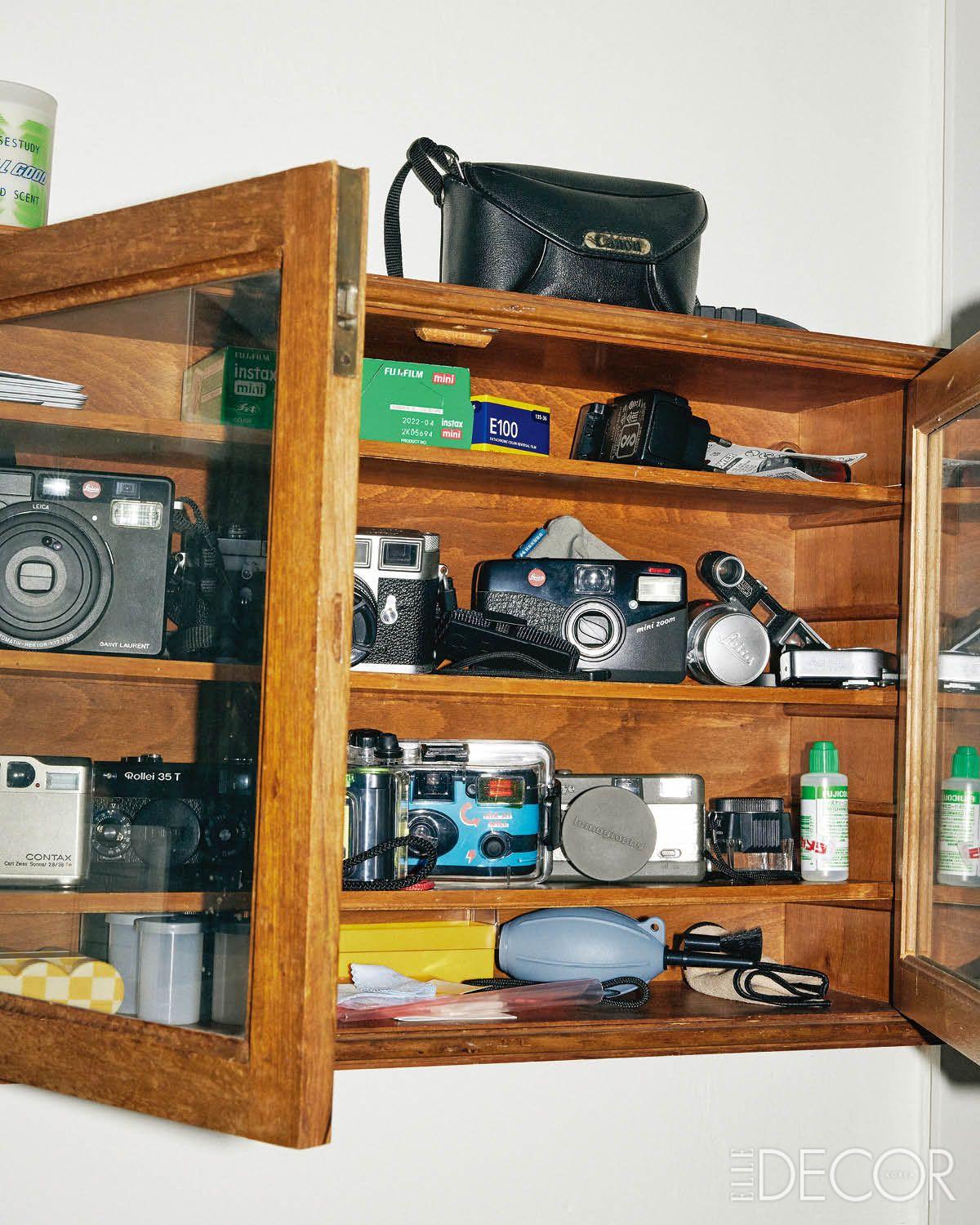 라이카 M3와 미니줌, 롤라이 35T, 캐논 오토보이 줌 슈퍼 등의 카메라를 모아둔 빈티지 수납장.