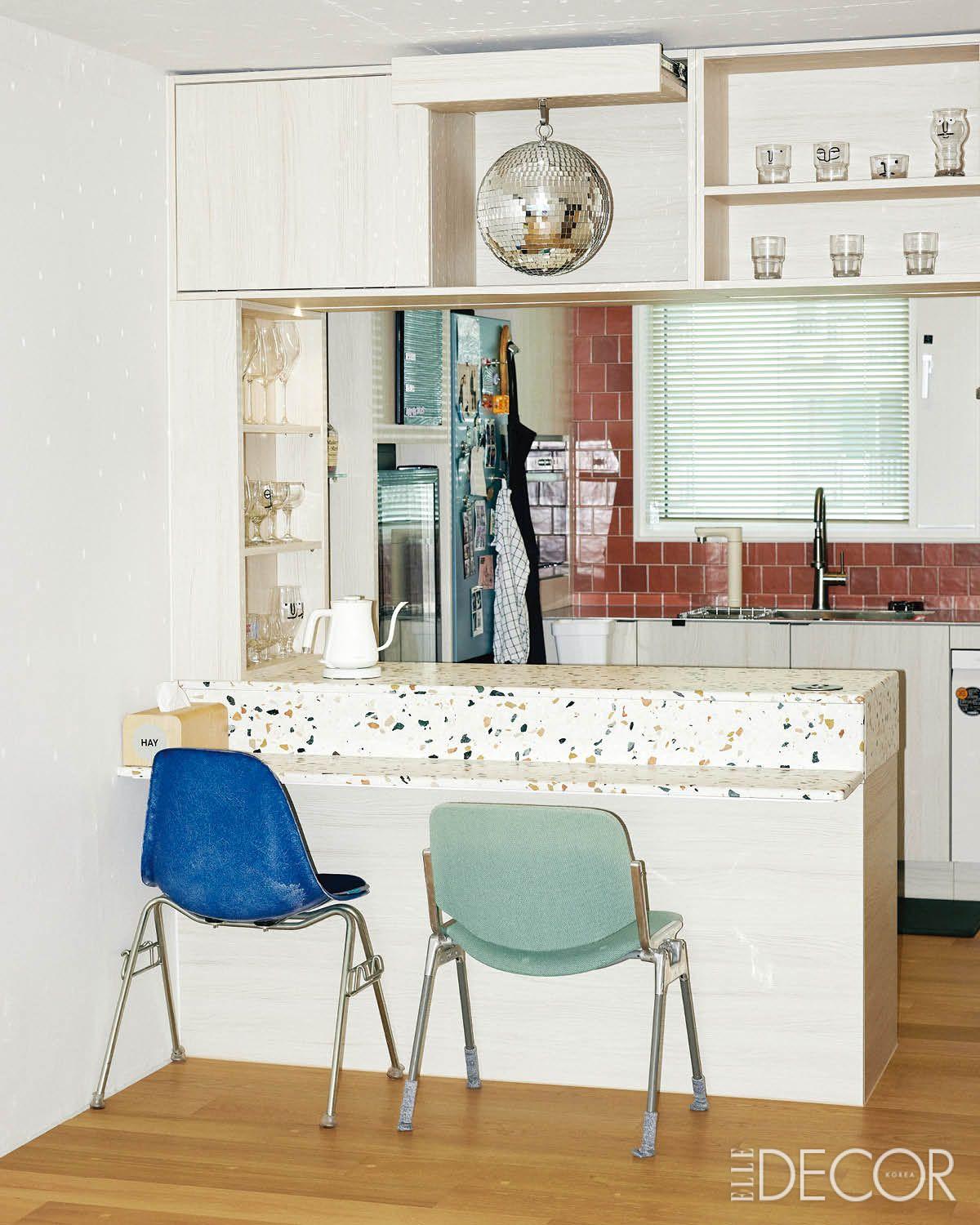 테라조 마감의 카운터와 상부 수납장 프레임으로 구성한 반개방형 주방.