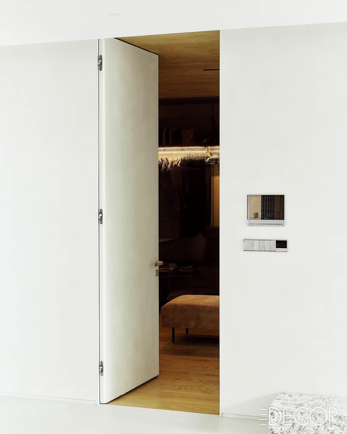 벽과 천장을 동일한 소재로 마감해 지하 공간과 자연스럽게 연결된다.