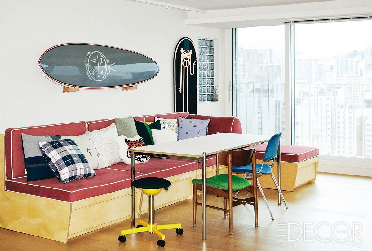 주문 제작한 소파가 있는 거실. 앞에 놓인 테이블은 매직볼트(Magicvault), 의자는 왼쪽부터 레어로(Rareraw) 워크스툴, 가리모쿠(Karimoku) 60 티 체어, 놀(Knoll) 1601 스태킹 체어.