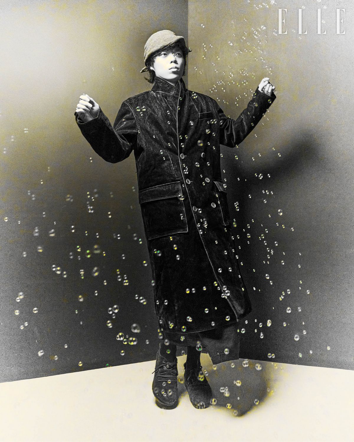 벨벳 코트는 Dusty White. 모자와 팬츠, 슈즈는 모두 스타일리스트 소장품.