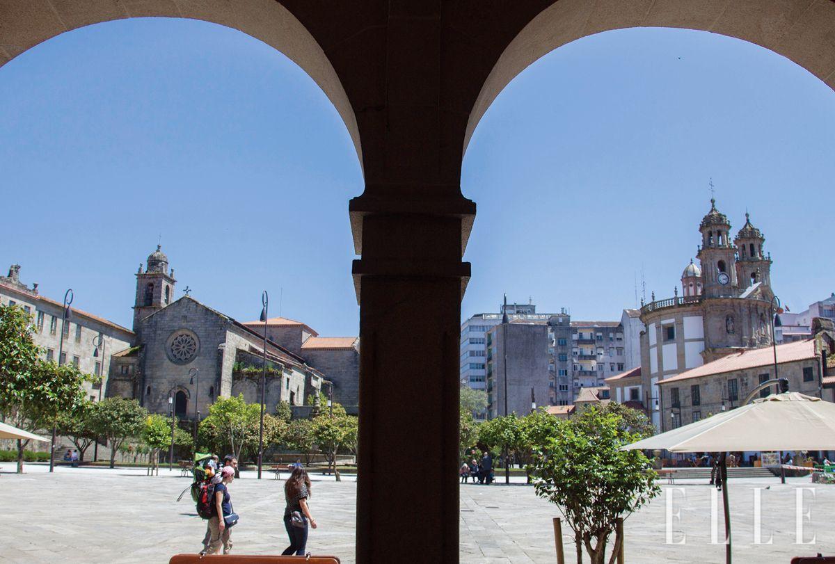  폰테베드라 시내를 통과하는 순례자들.