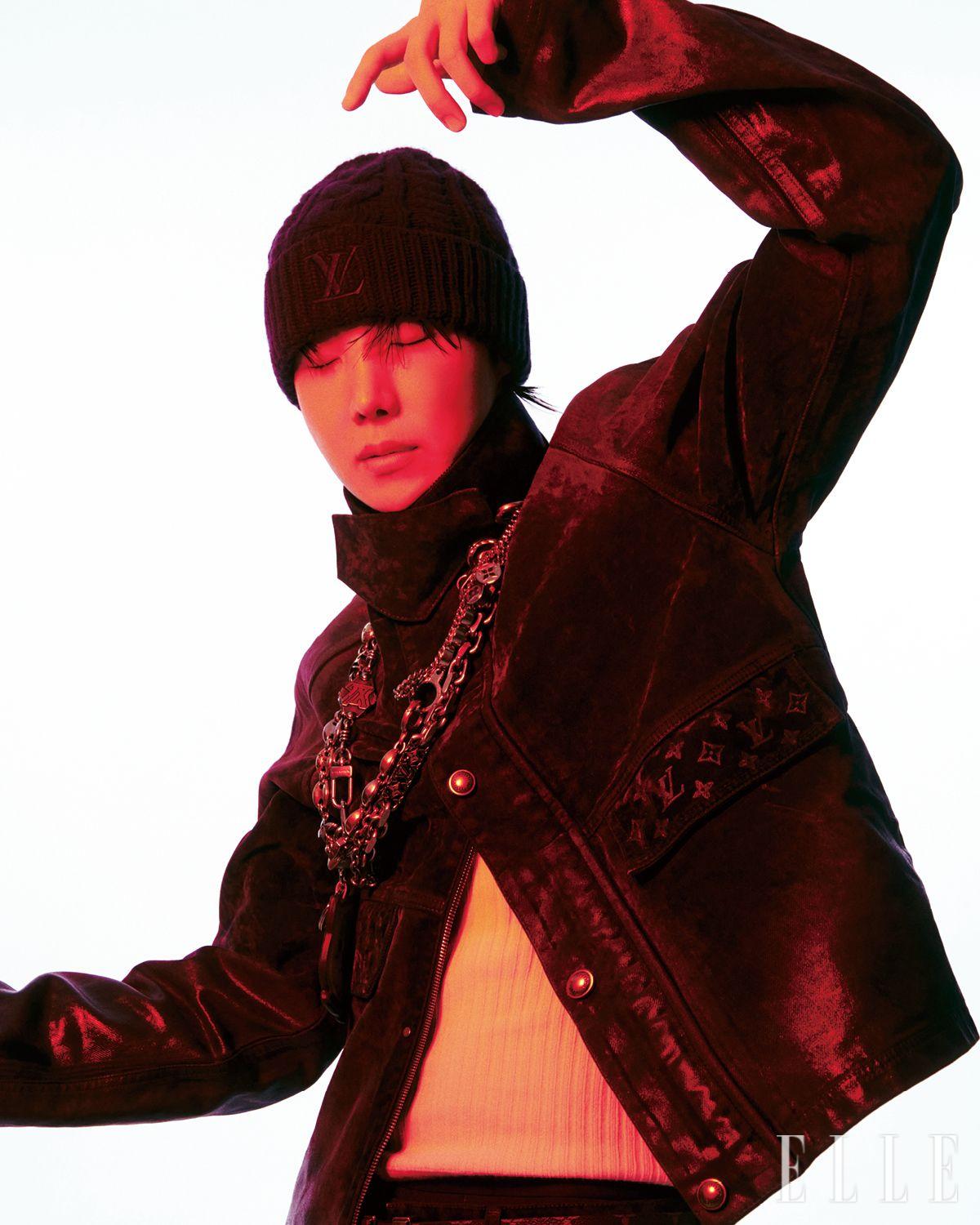 제이홉이 입은 플로크 데님 재킷과 네크리스로 연출한 체인 벨트는 모두 Louis Vuitton.