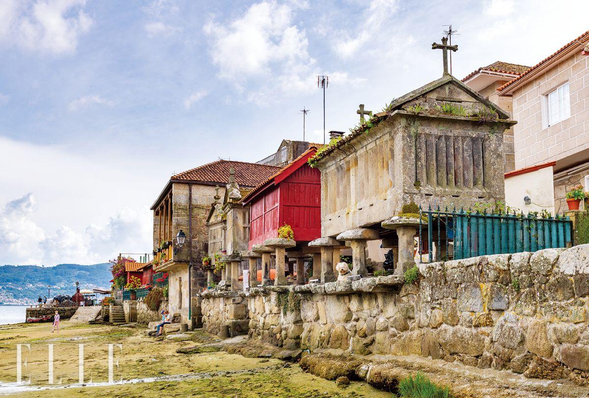 폰테베드라 근교의 작은 해안 마을 콤바로(Combarro). 돌로 만든 곡물 저장고가 줄지어 선 모습을 볼 수 있다.